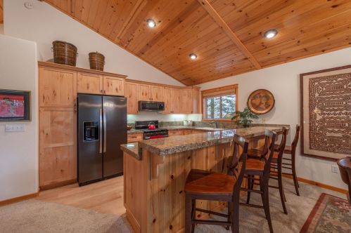 13963 Copenhagen Dr, Truckee CA  96161-6633 exterior