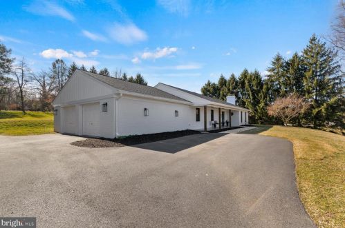 2146 Stonecrest Dr, Lancaster PA  17601-5437 exterior