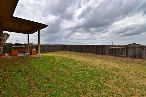 1065 Four Seasons Farm Dr, Uhland TX 78640-5765 exterior