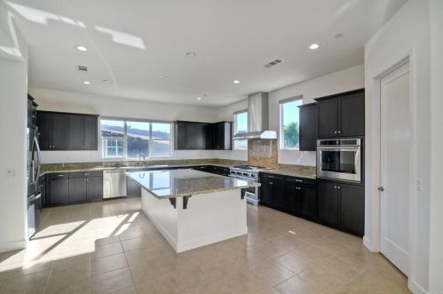 1833 Sugarbush Dr, Vista CA 92084 exterior