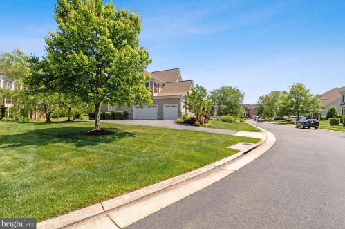 8373 Pedigrue Ct, Gainesville, VA 20155-3240