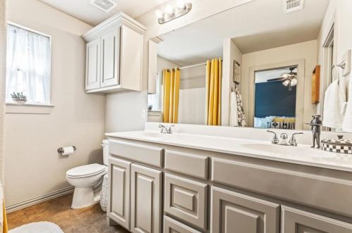 206 3 St, Valley View TX 76272-5403 exterior