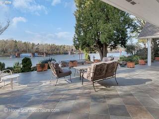 15015 River Forest Dr, Portland, OR 97267-2504