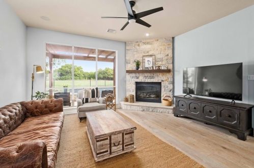 7904 Crandall Rd, Austin TX  78739-1910 exterior