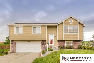 1402 Beaufort Dr, Omaha, NE 68133-2831