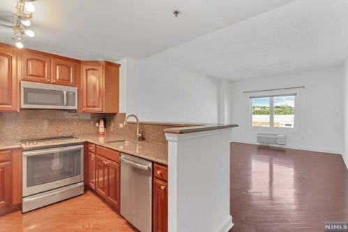 5506 City Pl, Edgewater NJ  07020-3172 exterior