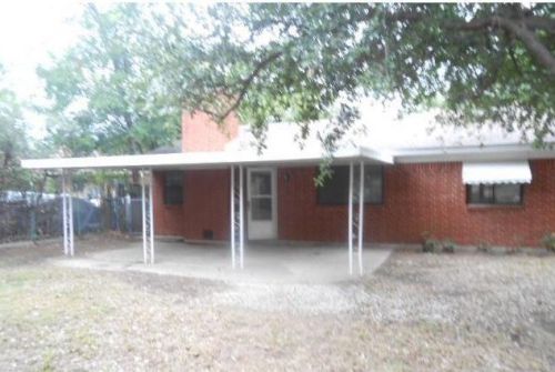 1608 Mims St, Fort Worth TX  76112-3458 exterior