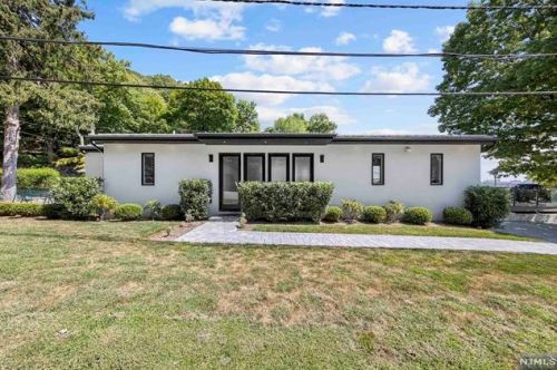 47 Colony Rd, Edgewater NJ  07020-1505 exterior
