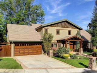3664 Gleneagles Dr, Los Angeles, CA 91356-5621