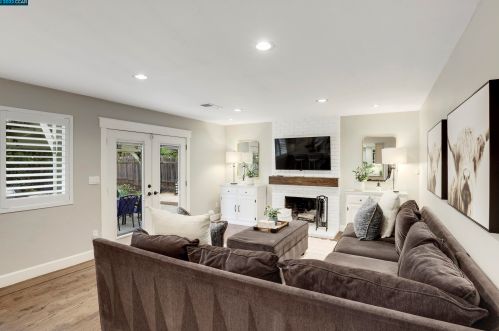 1833 Leo Ln, Concord CA  94521-2348 exterior