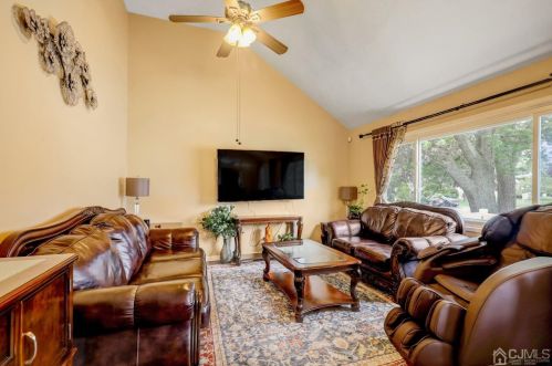27 Laurel Ave, Old Bridge, NJ 08857-1623