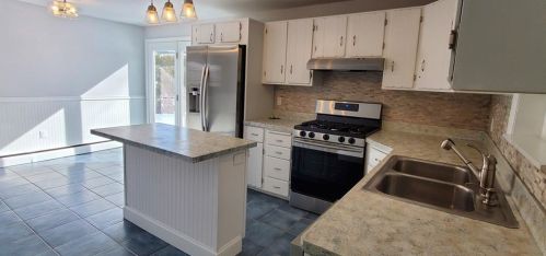 14 Colonial Dr, Warren RI  02885-1709 exterior