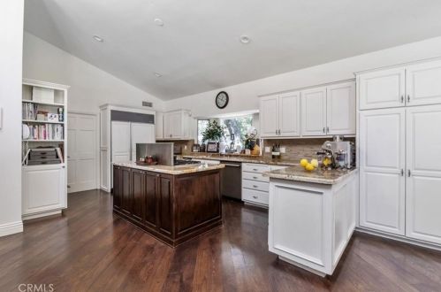 1566 Hillside Dr, Glendale CA  91208-2456 exterior