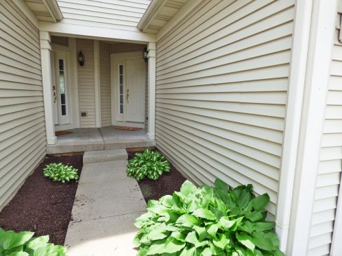 812 Amherst Dr, Sycamore, IL 60178-8917