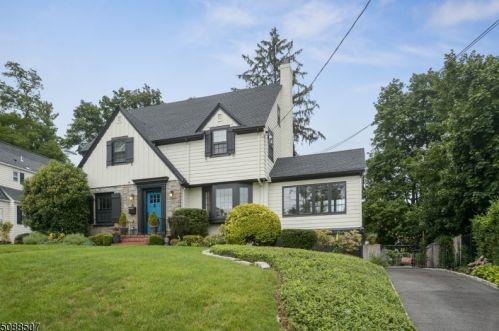 31 Fairway Dr, Town Center, NJ 07052-4801