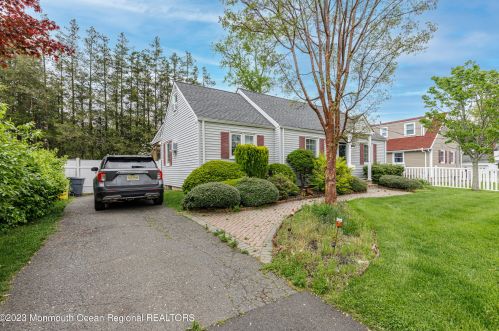 2 Schiverea Ave, East Freehold NJ  07728-1825 exterior