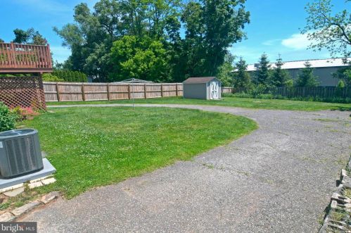 92 Lakedale Dr, Trenton NJ 08648-4421 exterior