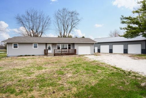 177 Fox Hunt Trl, Walshville, IL 62091-2149
