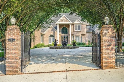 3 Woodlawn Dr, Marietta, GA 30067-4711