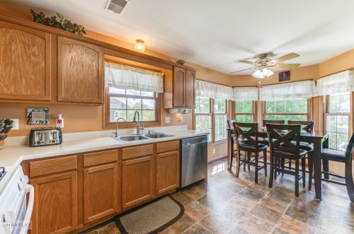 143 Mclaren Dr, Sycamore IL  60178-2256 exterior
