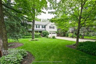 1303 Sunview Ln, Northfield, IL 60093-1624