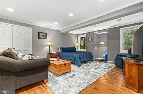 8006 Middlewood Pl, Springfield VA  22153-1928 exterior