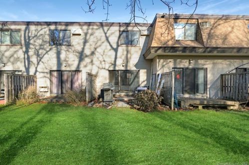 11 King Arthur Dr, Niantic CT  06357-1207 exterior