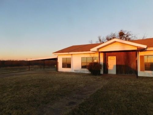 818 Railroad Ave, Electra, TX 76360-3111