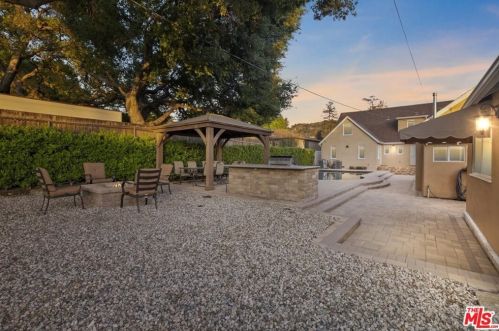 2417 Glenoaks Blvd, Glendale CA  91206-3027 exterior