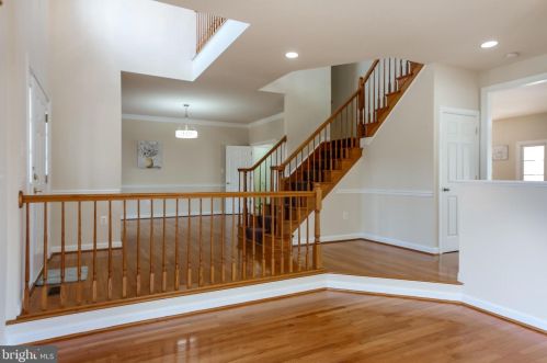 7337 Hooes Rd, Springfield VA  22152-3704 exterior