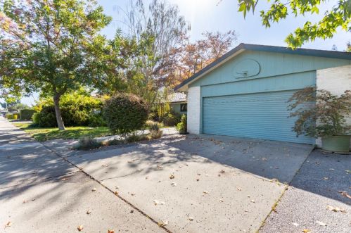 938 Kirkwood Dr, Lodi, CA 95242-2328