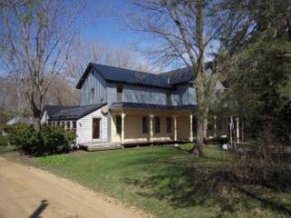 910 Manning Ave, Saint Paul, MN 55129-9437