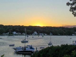 4 Touisset Rd, Warren, RI 02885-1425