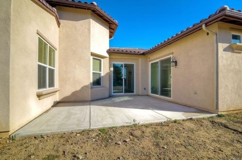 1833 Sugarbush Dr, Vista CA 92084 exterior