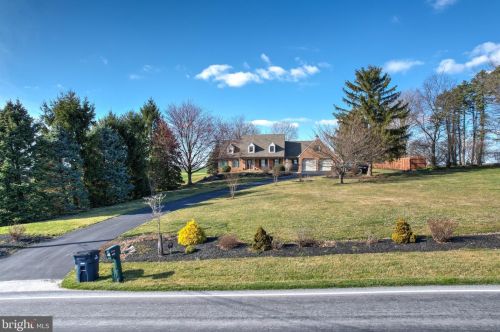 2045 Rockvale Rd, Lancaster PA  17602-1405 exterior