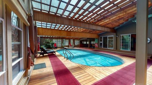 70 Carriage Hill Dr, Niantic, CT 06357-1302