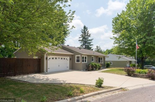212 Alta Dr, Mankato, MN 56001-5060