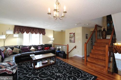 9 Halstead Pl, Princeton NJ  08540-6330 exterior