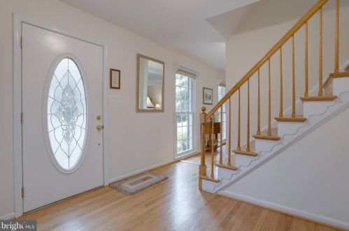 7106 Hundsford Ln, Springfield, VA 22153-1263