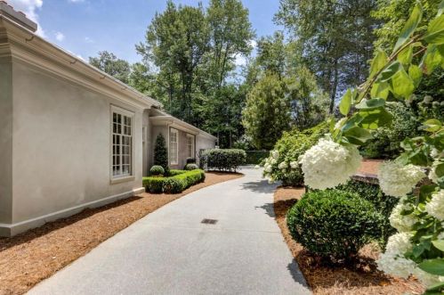 7 Harris Gln, Atlanta GA  30327-3842 exterior