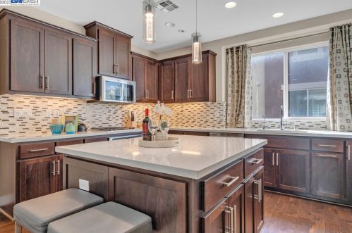 6653 Tralee Village Dr, Pleasanton, CA 94568-1743