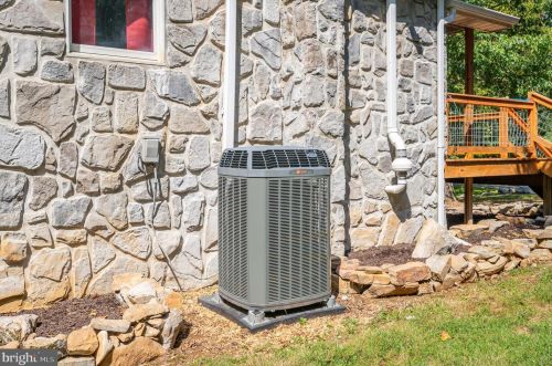 365 Big Oak Dr, Shepherdstown WV 25443-4598 exterior