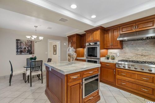 2520 Flintridge Dr, Glendale CA  91206-1033 exterior