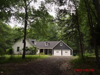 799 Peck Ln, Cheshire, CT 06410-1528