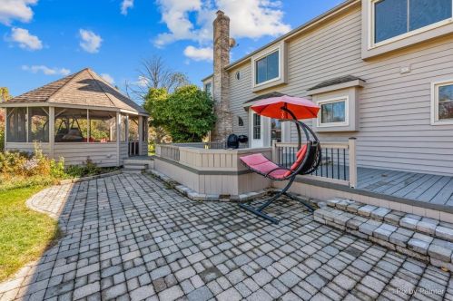 7 Crestview Dr, Oswego IL  60543-9475 exterior