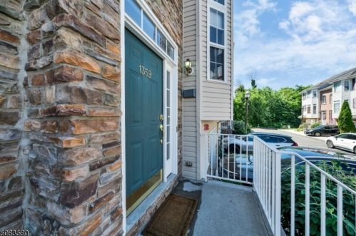 1359 Genovese Ln, Rahway, NJ 07065-7002