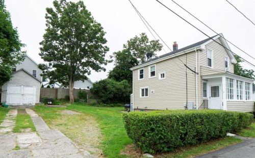 11 Smith Ave, Middletown, RI 02840-1725