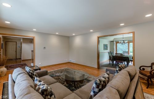 6529 Bentley Ave, Willowbrook IL 60527-1832 exterior