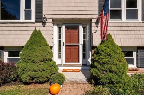 3 Crestview Ter, Stratham, NH 03885-2207