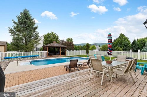 22 Meade Dr, Carlisle PA 17013-8141 exterior